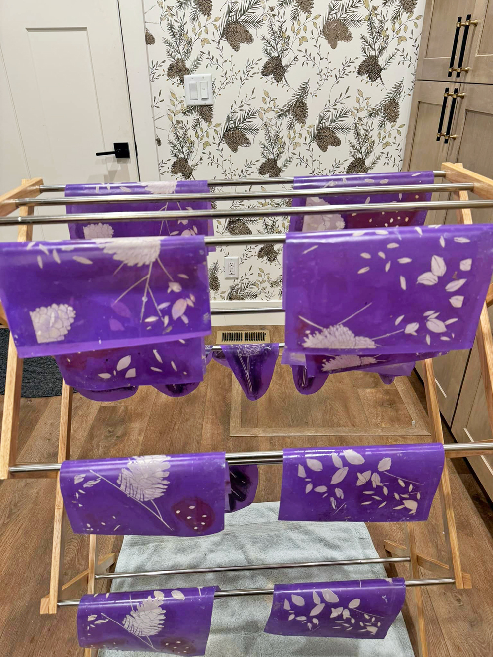 create custom wallpaper with ikonart stencils